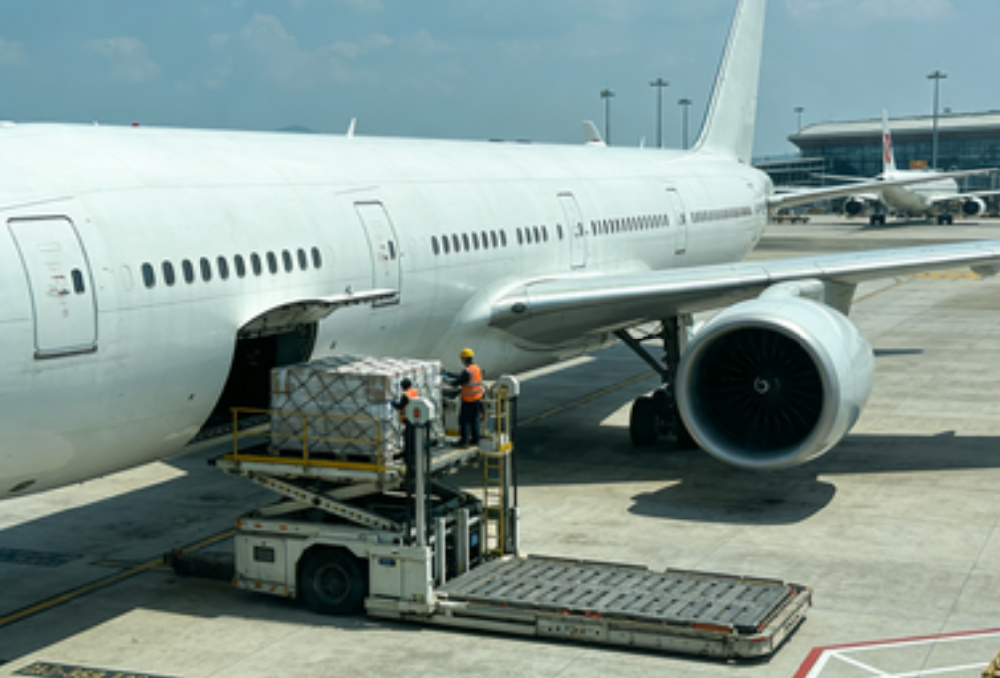 黑五前 FBA 倉斷貨危機！深圳 3C 賣家如何 7 天打通美國跨境物流？（拆解快遞、空派、海運快船的時效適配方案）